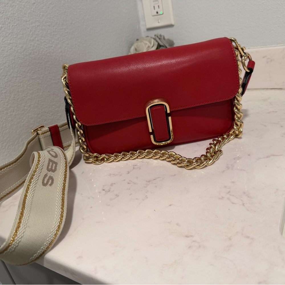 Marc Jacobs The J Marc Shoulder Bag Red Crossbody Bag with Gold Chain